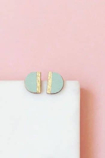 Discreet earrings made of woods and leathers