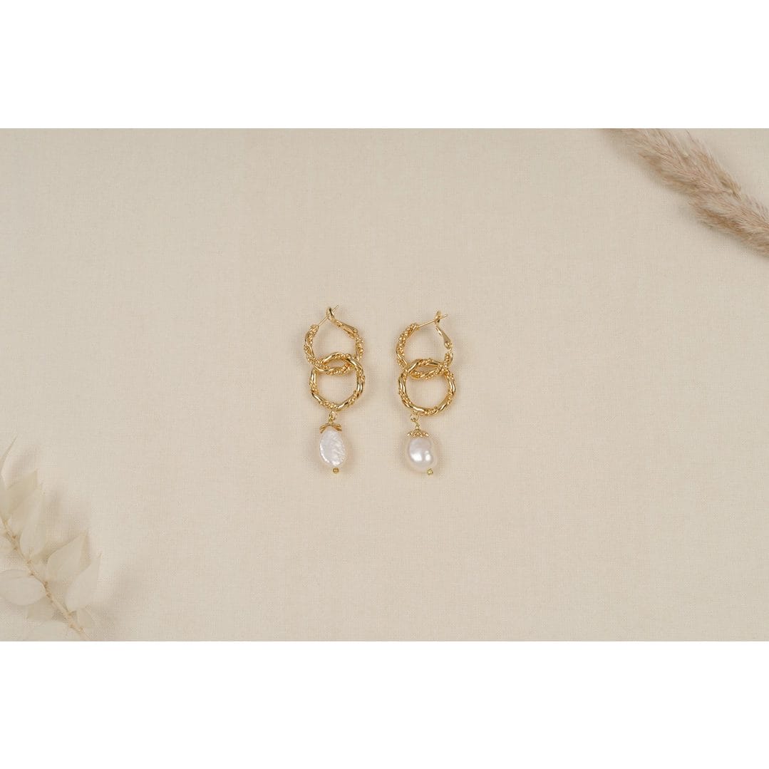 Elegants earrings orned made of gold and pearls