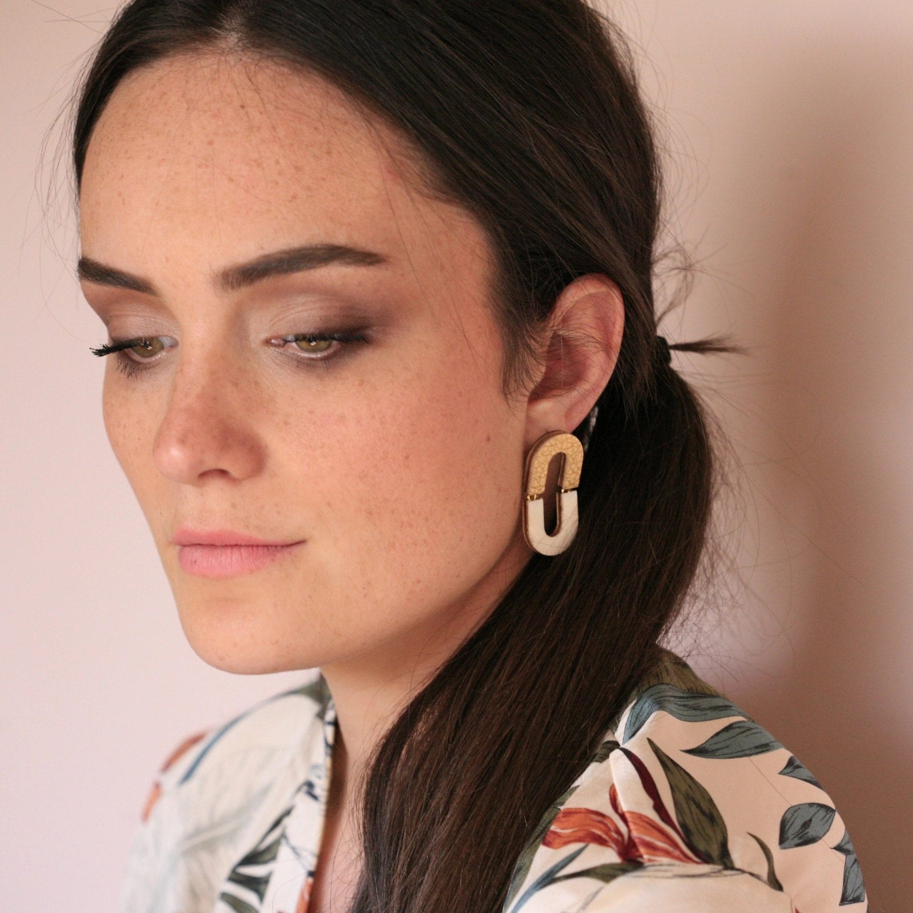 Oval earrings made of woods and leathers