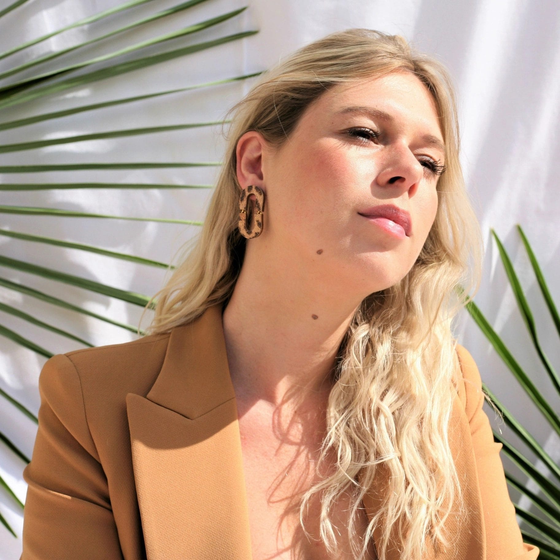 Oval earrings made of woods and leathers