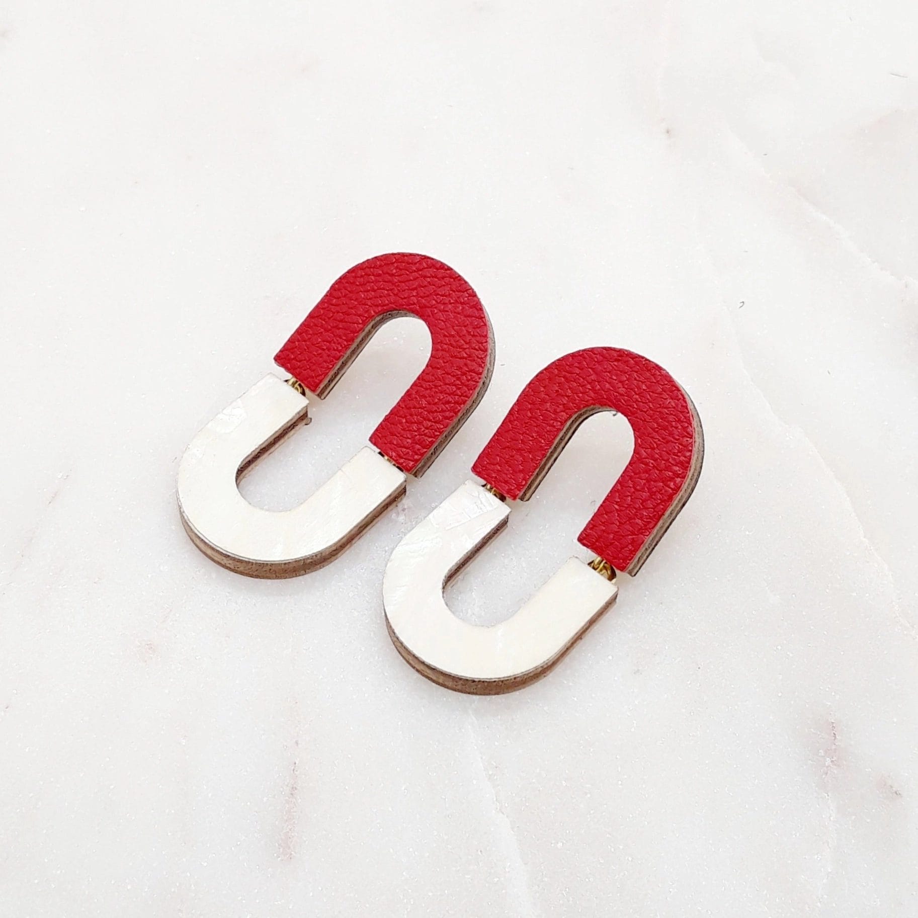 Oval earrings made of woods and leathers