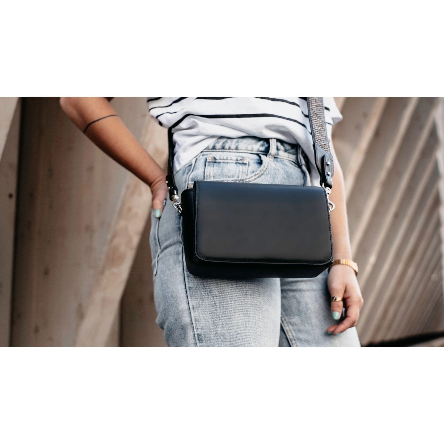 - Protective pouch included