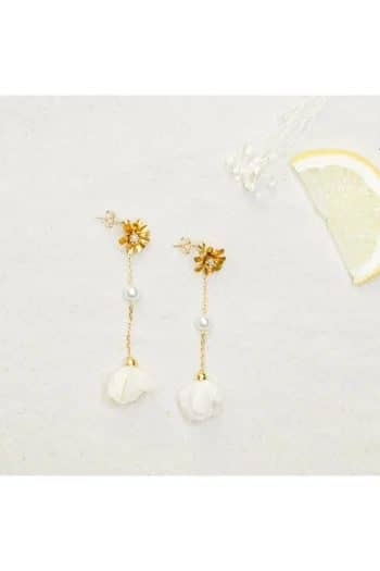 Gold-plated chain earrings with stabilized flower.
