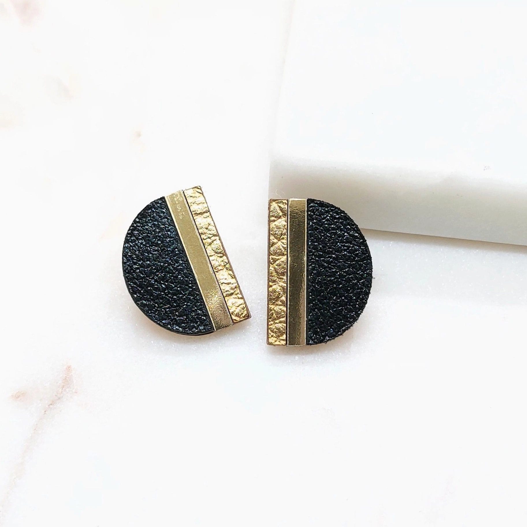 Half-moon earrings made of leather and wood