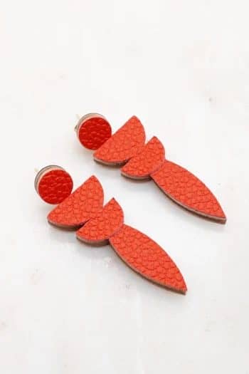 Poetics earrings made of woods and leathers