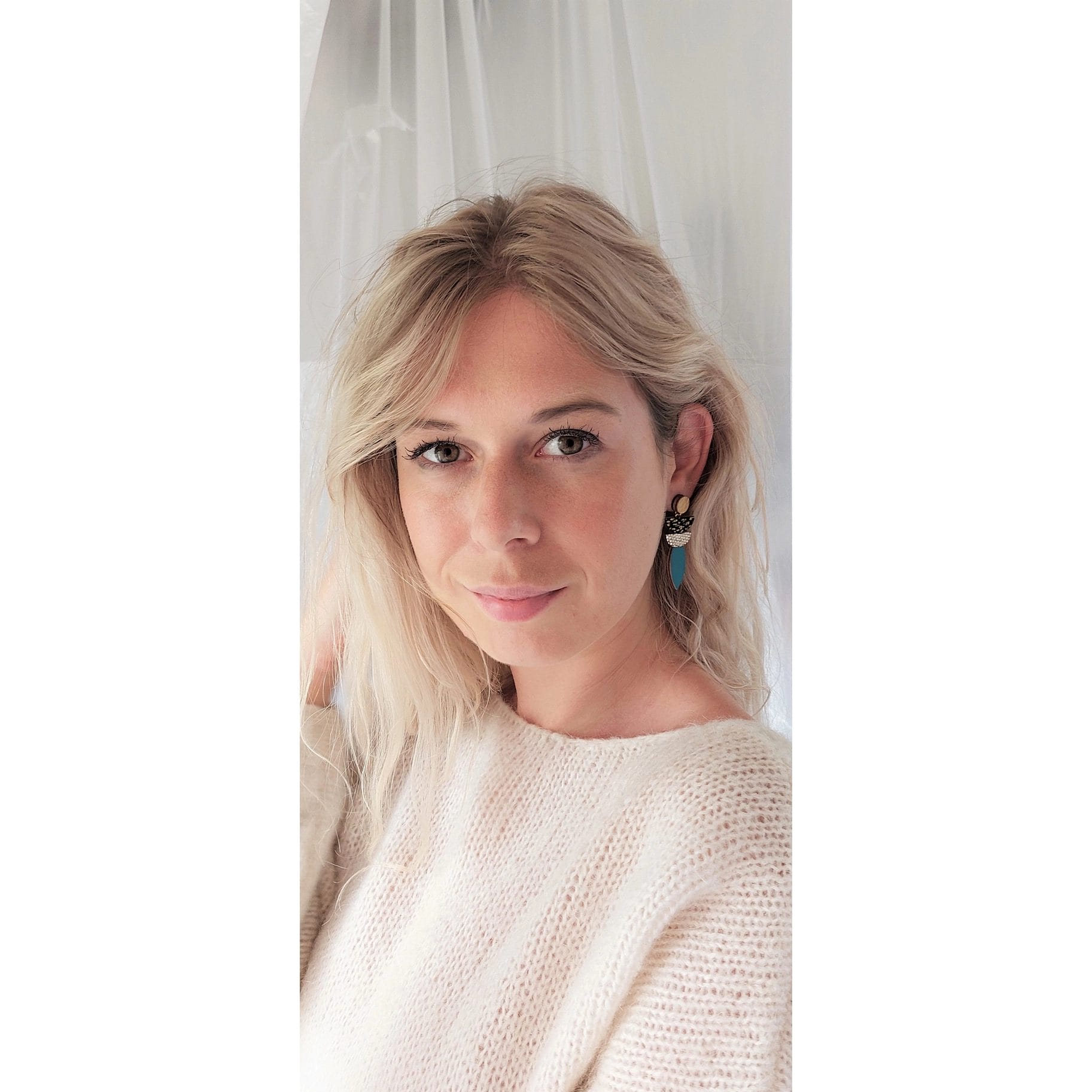 Poetics earrings made of woods and leathers