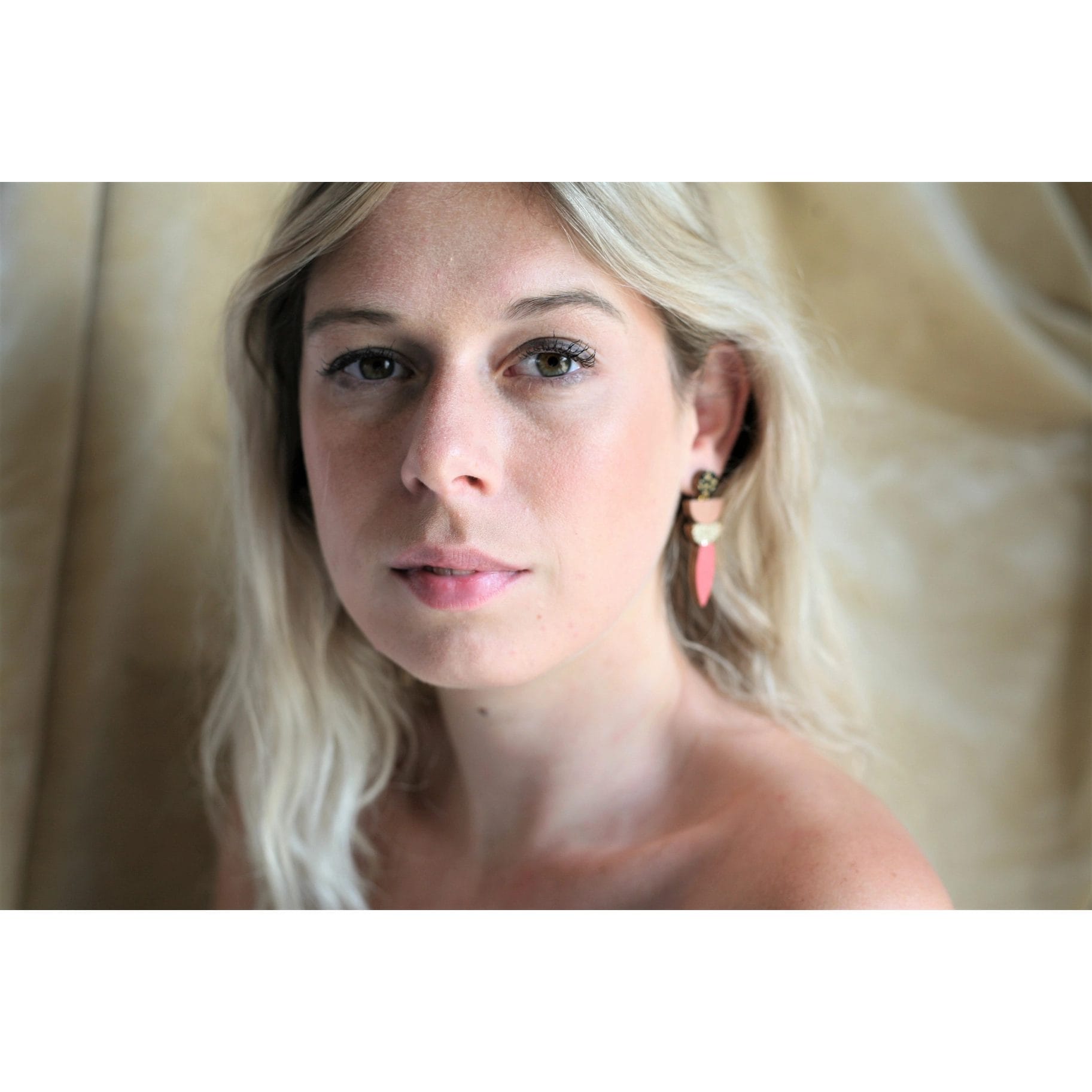 Poetics earrings made of woods and leathers