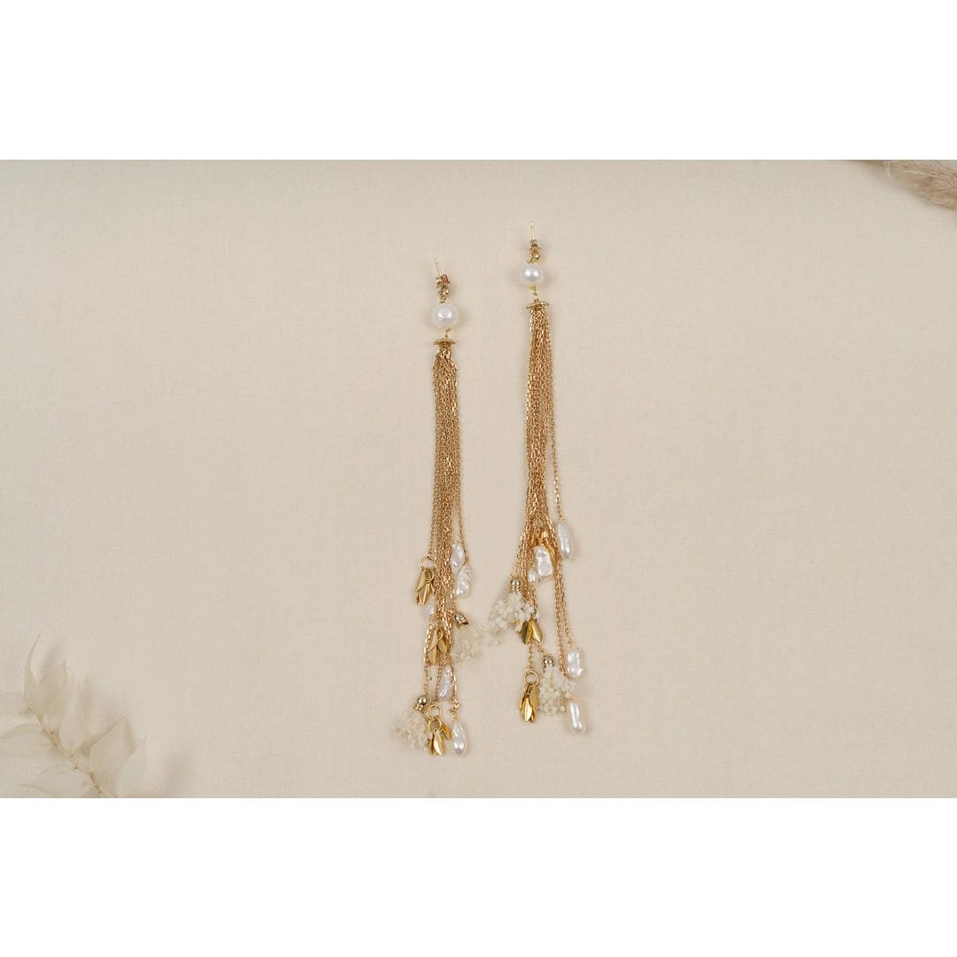 Long thin chains earrings adorned with stabilized flowers