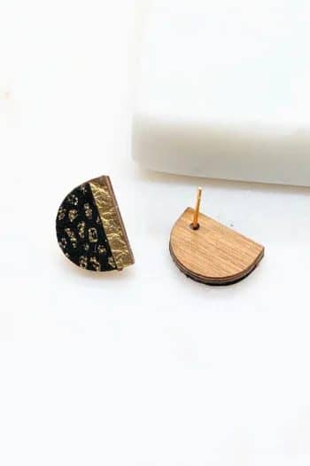 Discreet earrings made of woods and leathers