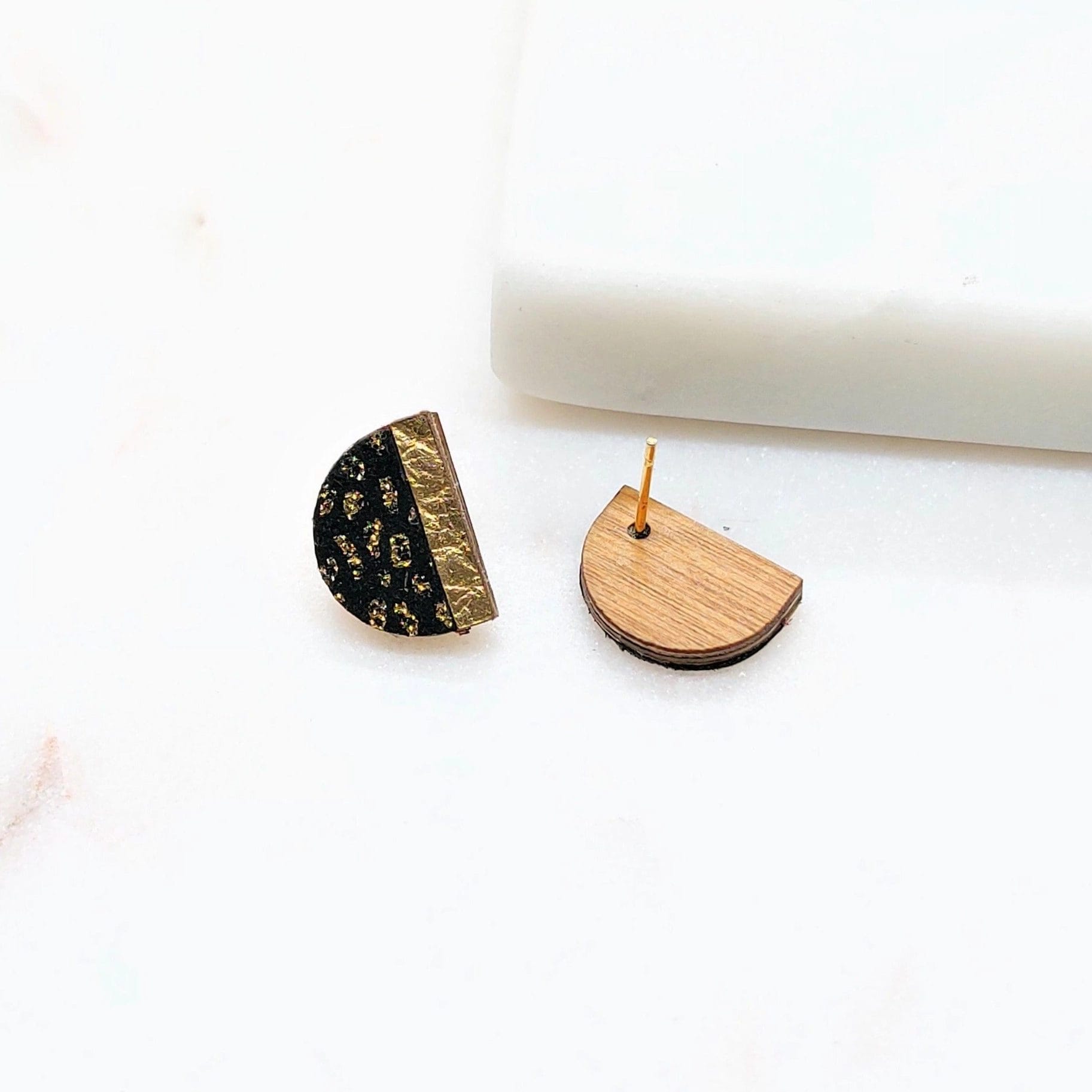 Discreet earrings made of woods and leathers